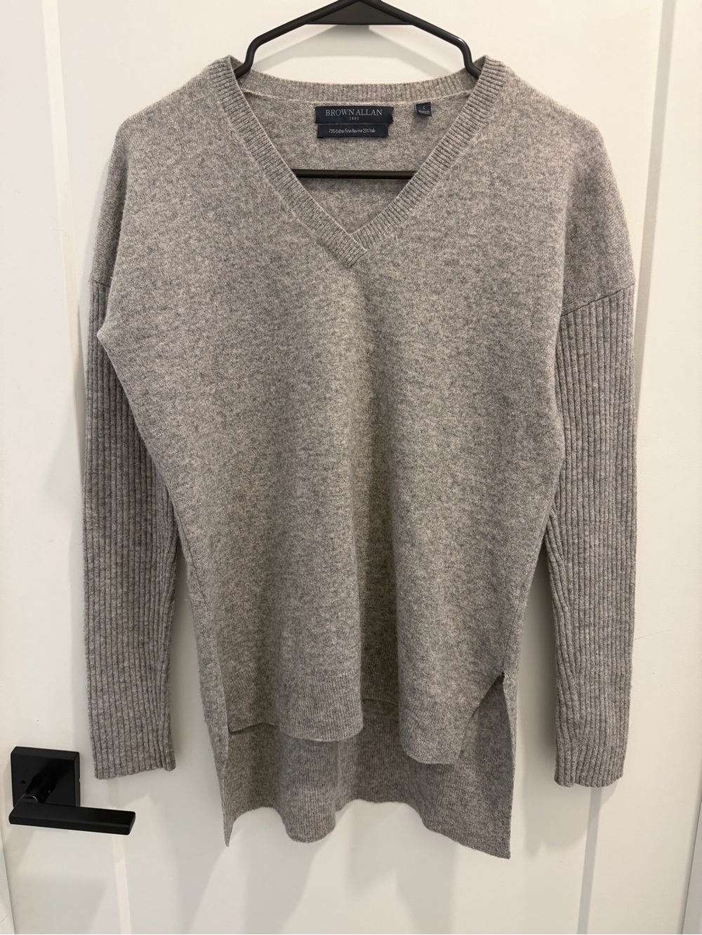 Brown Allan 1883 Merino Wool Yak V-Neck Sweater Size Small EXCELLENT CONDITION